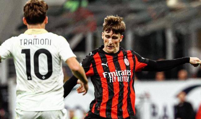 转折点AC米兰主帅复盘，意甲关键时刻攻防权衡，球迷炸锅，训练强度明显提升(AC米兰转会新闻)