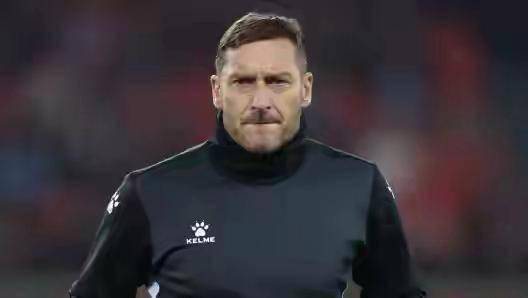 转折点AC米兰主帅复盘，意甲关键时刻攻防权衡，球迷炸锅，训练强度明显提升(AC米兰转会新闻)